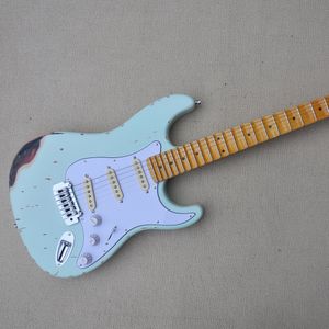 Hellblaue Relic-E-Gitarre mit 6 Saiten und anpassbaren SSS-Tonabnehmern aus gewelltem Ahorn-Griffbrett