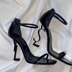 Женская одежда дизайна обуви писем сандал высокие каблуки патентные кожаные сандалии для моды Свадебные вершины Свадебные топы с коробкой 35-41