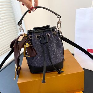 Designer Womens Crossbody Bags Leather Bucket Bag Mens Denim broderi Messenger väskor Stylish Luxury Mini Bucket Bag Classic Pallet Wallet