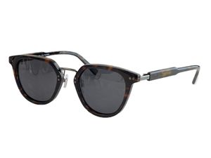 Женские солнцезащитные очки для женщин мужчины солнцезащитные очки. Мужчина стиль моды защищает глаза UV400 со случайной коробкой и корпусом 17y