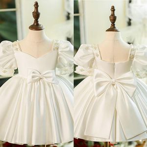 Девушка платья бело -лук платье с цветочным платьем на день рождения милая аппейка