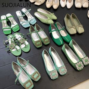 Sandálias suojialun 2022 verão nova feminina sapatos planos moda de cristal verde fivela ladies ladras elegantes sapatos planos vestido de salto externo t2302088