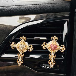 Interiördekorationer Diamond Crystal Cross Outlet Parfym Clip Air Freshener Balm bil Interiör Tillbehör Ornament Kvinnliga gåvor 0209