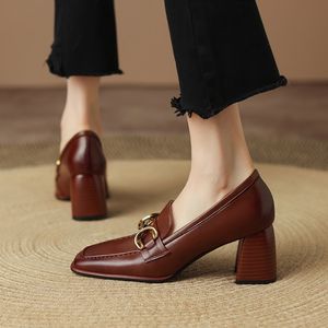 Sapatos vintage de couro marrom preto estilo salto alto robusto Muller único sapato feminino bombas de escritório