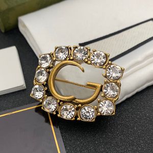 Designer Men Womens Brooches Fashion Bee Pins Brand Gold Letter Brooch Pin Suit Dress Pins For Lady Specifications Luxury Jewelry 001
