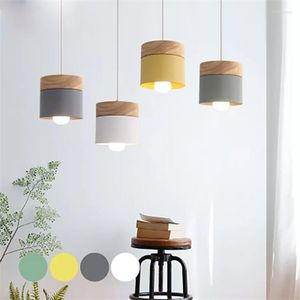 Lampadari Nordic Minimalista Moderno Macarons Lampadario Decorazione della casa Ferro battuto Luce decorativa in legno LED E27