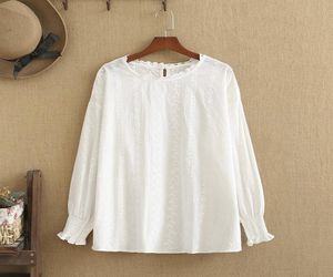 Tshirt taglie forti taglie da donna in cotone bianco puro con schema floreale ricamato al collo rotondo con 220 libbre indossa1897125