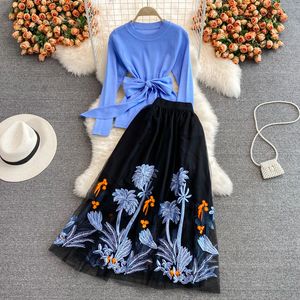 Tvådelad klänning Autumn Spring Blue Knit Tops and Embroidery Aline Midi Kirt Piece Set Women Runway Design Fashion Set Suit M69511 230209