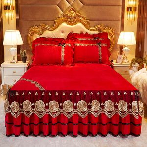 Gonna da letto Velluto di cristallo rosso Biancheria da letto principessa da sposa Addensare Copriletti morbidi Gonna da letto ricamata in pizzo Coprimaterasso in lino Federe 230210