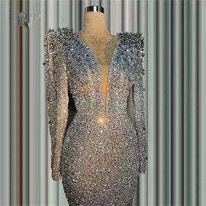 Abiti da passerella Glitter corto argento sirena abiti da sera convenzionali per donne arabe sexy scollo a V maniche lunghe cristalli in rilievo occasione di promenade 230210