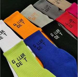 10 Baumwollsocken für Männer und Frauen, ein Paar atmungsaktive Socken mit klassischem Alphabet, gemischt mit Fußball-Basketball-Sportsocken