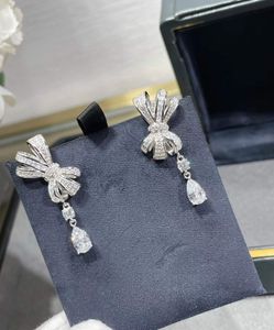 Kvinnors Crystal Tilda Bow Knot Dangle ￶rh￤ngen 925 Sterling Silver Zircon Bow Earring Br￶llop Smycken Vatten Drop Tassel Design