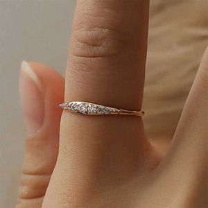 Solitaire Ring Huitan Delikat kvinnliga ringar Enkel snygg design bröllopsengagemang Evighet Högkvalitativ uttalande smycken för kvinnor Y2302