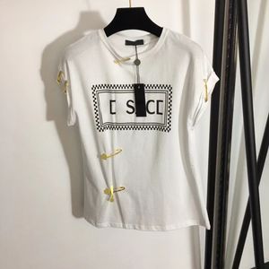 23 Tasarımcı T Shirt Adam Kadınlar Yeni Metal Büyük Pin Dekorasyonu Basit Baskılı Kısa Kollu Mektup Tişört Bayanlar Üst Tees Avrupa Amerika Elbise Beyaz Siyah SML XL XXL