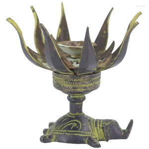Titulares de vela Old Brass Candlestick Retro Nepal Handmade Table Metal Lotus Ornamentos de cobre Objetos domésticos Decoração FC075