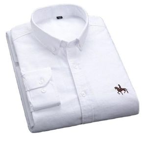メンズカジュアルシャツ品質100％コットンオックスフォードシャツメンズロングスリーブ刺繍入り馬カジュアルポケットソリッドイエロードレスシャツ男性5xl 6xl 230210