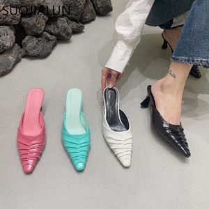 2023 Sandals Spring Suojialun New Women Clipper Fashion Liped على أحذية البغال