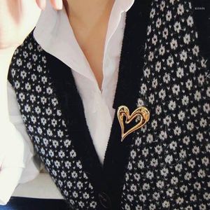 Brooches French Style Metal Hollow Heart For Men Women Unisex Irregular Brooch Pins Wedding Jewelry Overcoat Shirt Collar