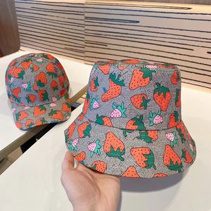 Designer bucket hatt herr och dam bucket hatt mode klassisk stil jordgubbstryck design solskydd social sammankomst presenter att ge tillämpliga