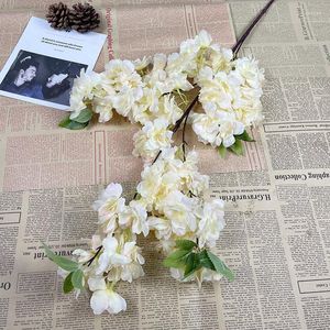 Dekorativa blommor 5st konstgjorda sakura grenar diy fest evenemang dekor bröllop bukett hem silke blommor körsbärsblomning trädlayout