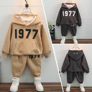 Giyim Setleri Çocuk Giyim Boysspring ve Sonbahar Takım 2022 Yeni Junior ve Ortaokul Erkek Boys Sports Sweater Casual Western Twopiece Chi W230210