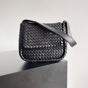 Bolsa de ombro de cal￧ada pequeno Intreccio Leather Handbag Feminino Interior Pocket Pocket, uma bolsa de designer de luxo preto de bolso aberto