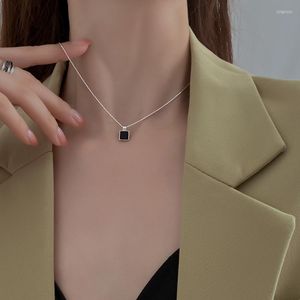 Naszyjniki wiszące 2023 Koreański elegancki geometryczny łańcuch obojczyka czarny kwadrat mężczyźni Choker Naszyjnik