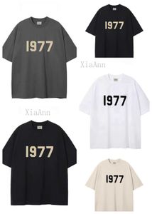 Designermode Lyx 1977 oumbärlig klassisk T-shirt för män och kvinnor Brevtryck Hip Hop FOG Topp Sommar Andas High Street Bomull Lösa T-shirts ess