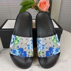 Homens homens chinelos designers slides de borracha sandal flores planas de morango tigre abelhas verdes vermelha branca web moda shoes de praia chinelos caixas de flores 36-45