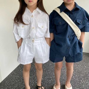 Kläder sätter sydkoreanska sommaren ny och flickors mode stiliga dubbla fickan lapel skjorta shorts passar barn kläder pojkar