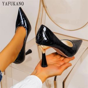 Scarpe eleganti testurizzati con punta di punta da donna a spillo da donna classiche semplici scarpe da lavoro da lavoro per la bocca superficiale