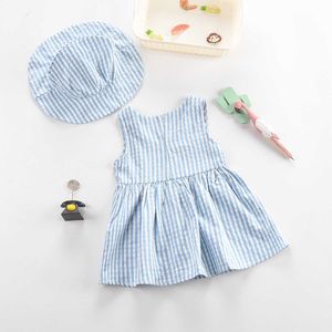 Set di abbigliamento La sorella del fratello dei bambini indossa una camicia e pantaloni a righe da bambino maschili, un vestito da bambola in due pezzi