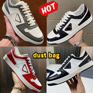 Casual Board Shoes Womens Men Triangle Metal Logo Sports Högkvalitativ patenterad platt botten Låg sport Black White Spets Up Outdoor Running and Jogging Shoe