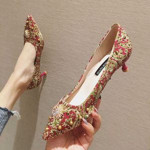 Sandaler Glitter Crystal Metal Snow Single Shoes Red/Black Women Wedding Shoes Pointed Toe Tun High Heels glid på pumpar Stilettos G230211