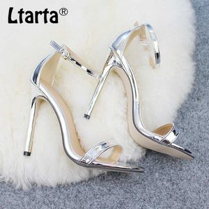 Sandals Ltarta 2022 Новые женские высокие каблуки с сандалиями с серебряными свадебными туфлями с пряжкой.