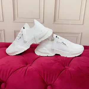 Casual skor kvinnor reser läder snörning sneaker cowhide mode lady platt designer löpande tränare brev kvinna sko plattform män gym sneakers 0928