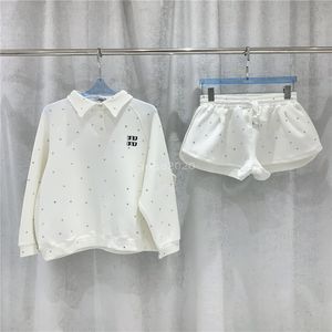 23SSレディースデザイナー2ピースパンツセットレターパターンの女の子の滑走路アウトウェアシャツトップスブラウススウェットシャツジャンパーとショートパンツショーツ