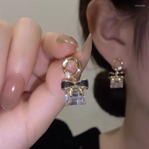 Kolczyki Dangle 2023 Kwadrat biżuterii Bowknot Kryształ dla kobiet Koreańska moda błyszcząca geometri obręcz