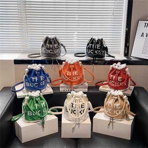 2023 Purses Clearance Outlet Online Sale Lamb Wool Bucket Women's New Fashion Casual Drawstring Hand mångsidig en-axel Messenger väska