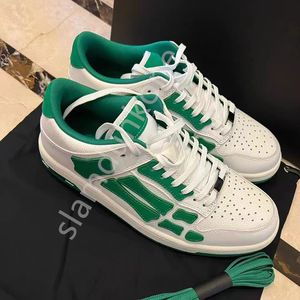 Fritidsskor Designer Lyx Amirs Bones Man Kvinna Läder Sneakers Vit Svart Blå Röd Grön Rosa Low Top Snörning Spring board skor Trendiga Sneaker