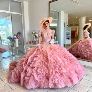 Nowe różowe sukienki Quinceanera Koraliki Aplikacje Krótkie rękawowe marszczenia Vestidos de 15 Anos Princess Ball suknie