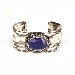 Bracciale rigido con pavé di strass ovale blu scuro lapislazzuli con perline di pietra, regolabile, polsino aperto ampio avvolto in pelle grigia per le donne