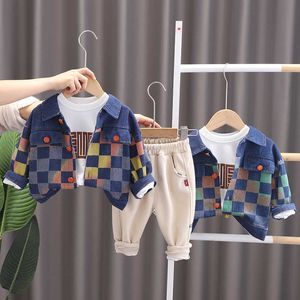 Set di abbigliamento Abito a maniche lunghe scozzese stampato a colori per bambini primaverili e autunnali, pantaloni da cappotto in denim per bambini, tre pezzi, semplice abbigliamento sportivo casual