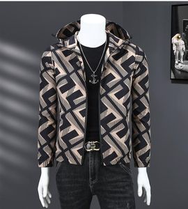 ホットセールメンズデザイナーファッションジャケットコートキャップ春秋のジャケットスリムスタイリスト印刷された男性女性ウィンドブレーカーアウタージッパーフーディーズコートファットプラスサイズトップ