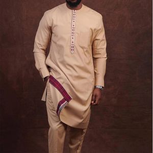 Erkeklerin izleri, Afrika takım elbise uzun kollu nakış etnik tarzı gömlek ve pantolon 2 adet set sosyal erkek tasarımcı kıyafetleri 230213