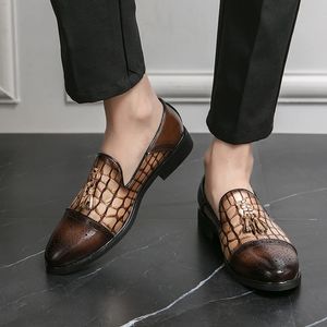 British Style Moda Brown Men Dress Sapatos de couro pontiagudos para homens deslizamentos de sapatos casuais masculinos zapatos hombre vestir