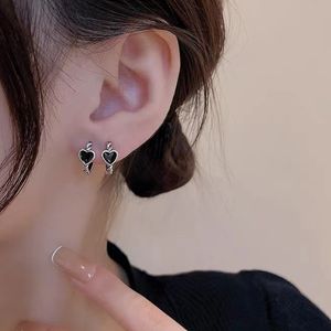 シルバーカラーブラックラブハートツイストフープイヤリング女性のためのシンプルクールアクセサリーパンクすべて一致