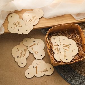 Keepsakes 8PcsSet Carte mensili a forma di nuvola in legno Bifacciale in legno con incisione per bambino Età per Babe Po Compleanno Puntelli di tiro 230211