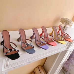 Amina muaddi designer sandals begum sandali con tacco alto donna vera seta cristalli di seta abbellita pannelli con cinghia scarpe scarpe scarpa con tacco con bobina rhinestone tallone con scatola con scatola