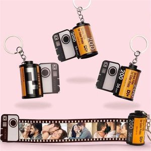 Keychains Lanyards 510st Pos Film Roll Keychain Par Gifts DIY PO Textalbum Täck Keyring Custom Memorial Valentine's Day Lover Present 230211